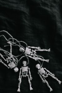 Kaboompics - Halloween - Human skeleton miniatures