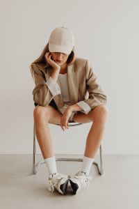 Kaboompics - Sporty Chic Outfit With Baseball Cap and Linen Blazer
