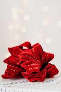Kaboompics - Red Glitter Christmas Bow with Cream Bokeh Lights