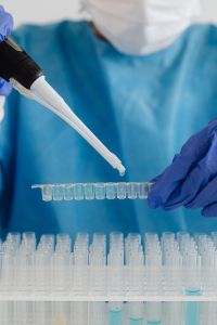 Kaboompics - Close-Up of Pipette Transfer During Science Experiment