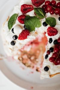 Kaboompics - Soft-Focus Pavlova Crumb and Berry Filling in a Vertical Dessert Close-Up