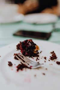 Kaboompics - Drinking coffee and eating cake in a cafeteria