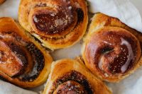 Kaboompics - Iced Cinnamon Rolls in Linen-Lined Tray for Cozy Baking and Recipe Content