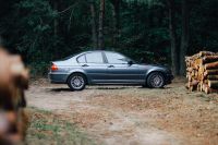 Kaboompics - Car parked in a forest