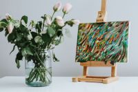 Kaboompics - Pink flowers and a painting