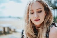 Kaboompics - Smiling Blonde Woman Close Up with Beach Background