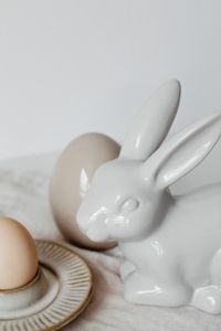 Kaboompics - Beige Easter table setting - quail eggs - neutral colors - natural eggs