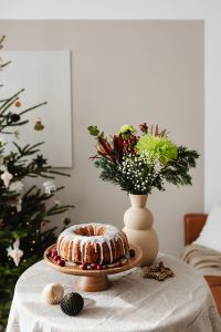 Kaboompics - Christmas Table with Bundt Cake and Festive Flower Arrangement