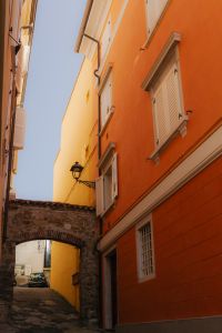 Kaboompics - Terracotta Facade and Stone Archway over an Italian Alley