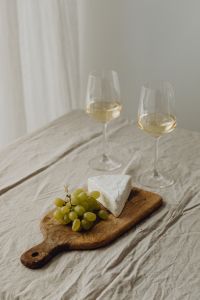 Kaboompics - Camembert and Grapes With White Wine