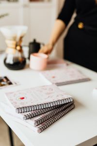Kaboompics - Soft-Focus Home Office Coffee Break with Pink Mug and Chemex