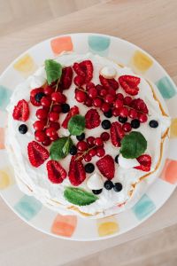 Kaboompics - Pavlova on a Pastel Confetti Plate, Overhead Summer Dessert
