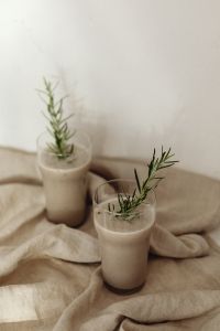 Kaboompics - Banana shake with milk - preparation process