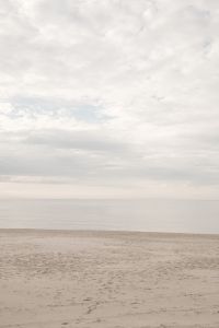 Kaboompics - Cloud Dancer White Aesthetic: Quiet Overcast Beach Landscape