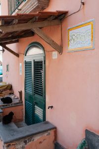 Kaboompics - Pink Sorrento House Entrance With Vintage Sign And Cat