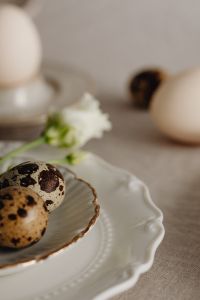Kaboompics - Easter Delights - Spring Flowers and Minimalist Tableware
