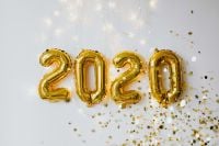 Kaboompics - Gold 2020 Balloons With Scattered Confetti And Fairy Lights