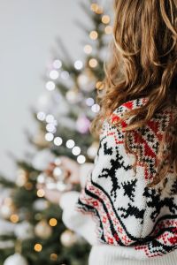 Kaboompics - Cozy Christmas Tree Decorating Moment with Warm Bokeh Lights
