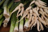 Kaboompics - Close-Up of Leeks and Parsnips at a Farmers Market