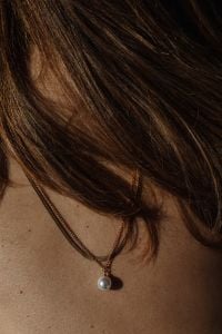 Kaboompics - Pearl Pendant Necklace and Long Hair Against Bare Back