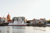 Kaboompics - Gdańsk Motława River with Żegluga Gdańska Boat and Colorful Old Town Buildings