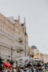 Kaboompics - A show of soap bubbles on Piotrkowska Street in Łódź, Poland