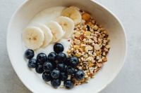 Kaboompics - Overhead Breakfast Bowl with Banana, Granola and Blueberries