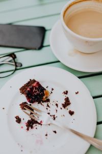 Kaboompics - Drinking coffee and eating cake in a cafeteria