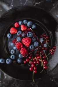 Cheesecake with blueberries and raspberries