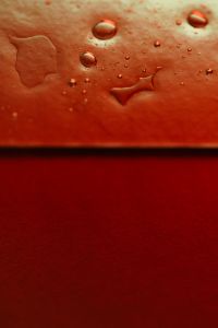 Kaboompics - Red and Cream Water Droplets Phone Wallpaper