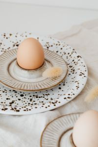 Kaboompics - Beige Easter table setting - quail eggs - neutral colors - natural eggs