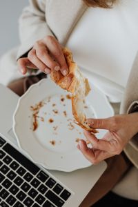 Kaboompics - Businesswoman eats a croissant - food
