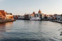 Kaboompics - Gdańsk Motława River Waterfront at Dusk with Historic Old Town and Passenger Boat
