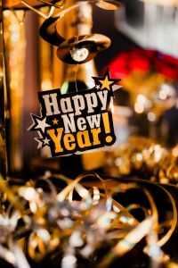Kaboompics - New Year's Eve party - shiny golden decorations