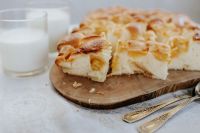 Kaboompics - Delicious sponge cake with fruit with milk