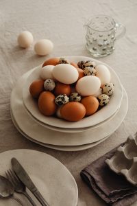 Kaboompics - Easter Delights - Spring Flowers and Minimalist Tableware