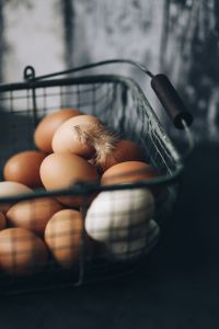 Kaboompics - Metal wire basket with eggs