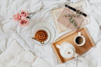 Kaboompics - Pink rosses - cinnamon rolls - coffee - white bedding