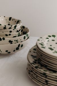Kaboompics - Green Splatter Bowls and Plates with Soft Foreground Blur