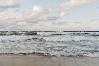 Kaboompics - Wide Baltic Sea Horizon with Rolling Whitecaps and Cloudy Sky, Coastal Landscape Background