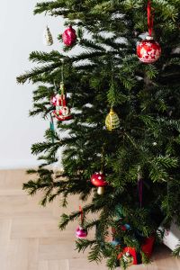 Kaboompics - Festive Christmas Tree with Red and Pink Baubles