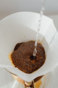 Kaboompics - Coffee brewed in a Chemex and peanut butter sandwiches for breakfast