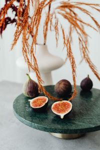 Kaboompics - Rustic Fig Still Life With Candle And Dried Foliage
