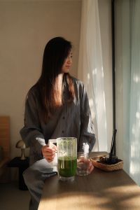 Kaboompics - Healthy Morning Routine: Pouring a Green Smoothie