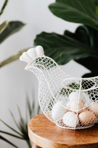 Kaboompics - Hen - shaped egg basket