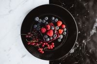 Kaboompics - Cheesecake with blueberries and raspberries