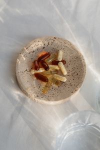 Kaboompics - Close-Up of Amber and Herbal Capsules in a Bowl