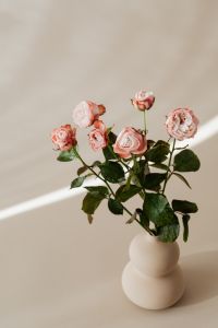 Kaboompics - Pink Rose Bouquet in Gourd-Shaped Vase with Sunlit Shadows