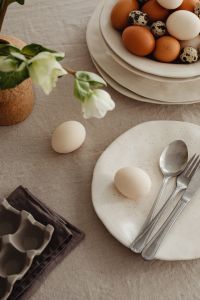 Kaboompics - Easter Delights - Spring Flowers and Minimalist Tableware