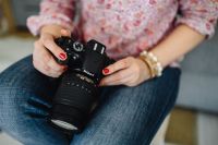 Kaboompics - Woman in pink with her camera